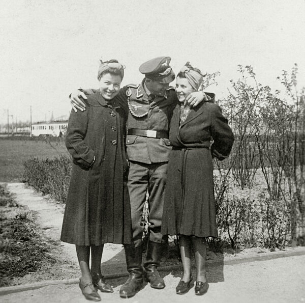 Deutscher Soldat im Heimaturlaub, 1943