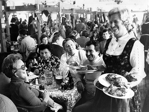 Kellnerin auf dem Oktoberfest, 1970er Jahre