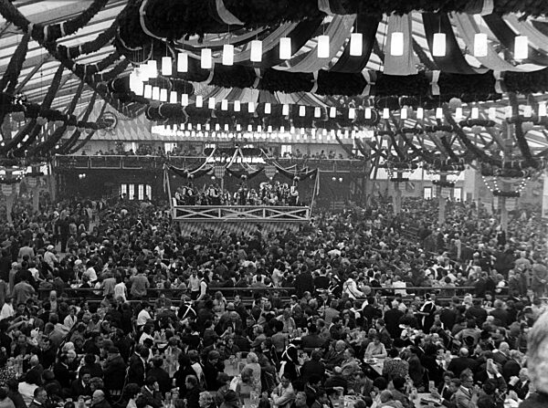 Bierzelt auf dem Oktoberfest, 1970er Jahre