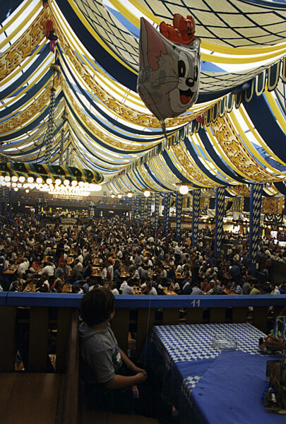 Bierzelt auf dem Oktoberfest, 1997