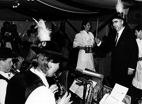 Prominente Besucher zum Auftakt des Oktoberfestes in der bayerischen Landesvertretung in Bonn, 1991