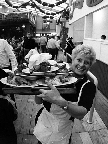 Kellnerin auf dem Oktoberfest, 1989