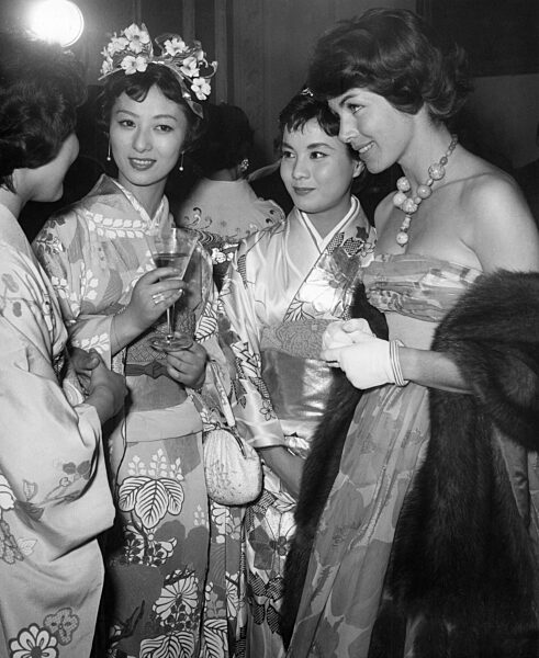 Marianne Koch mit japanischen Schauspielerinnen, 1959