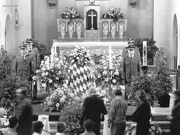 Aufgebahrter Sarg von Franz Josef Strauß in Regensburg, 1988