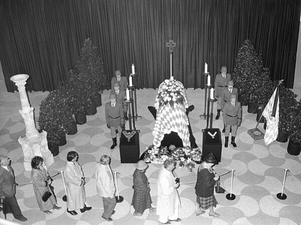 Aufgebahrter Sarg von Franz Josef Strauß im Münchner Prinz-Carl-Palais, 1988