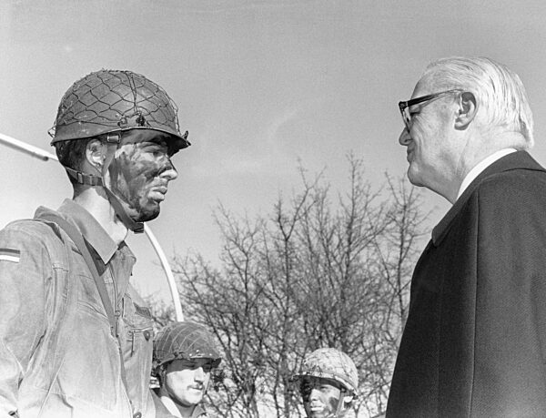 Gerhard Stoltenberg with a soldier, 1990