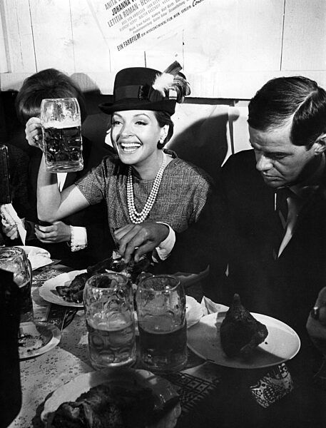 Nadja Tiller auf dem Oktoberfest, 1965