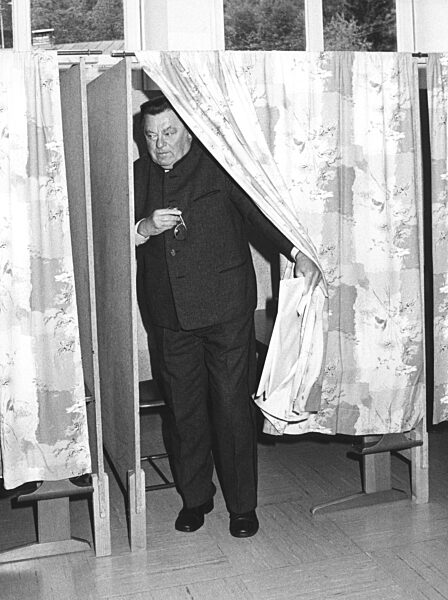 Franz Josef Strauss voting in Kreuth, 1982