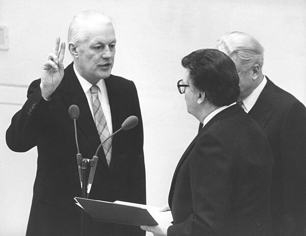 Gerhard Stoltenberg is sworn in as Federal Minister of Finance, 1987
