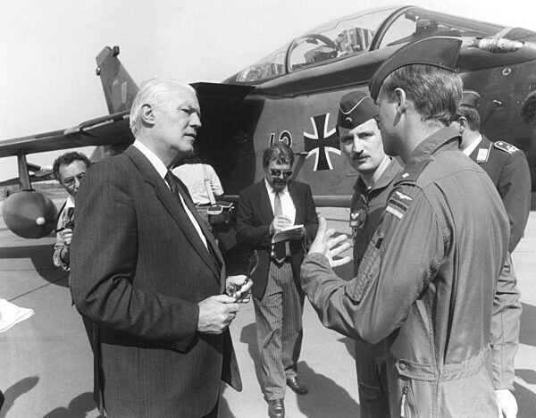 Gerhard Stoltenberg with pilots of the Luftwaffe, 1989