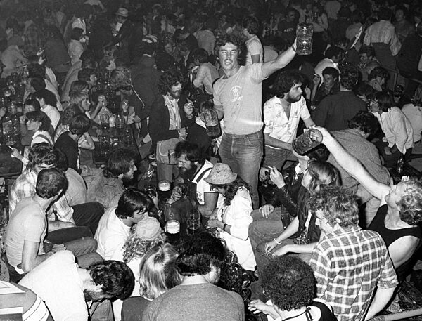 Bierzelt auf dem Oktoberfest, 1970er Jahre