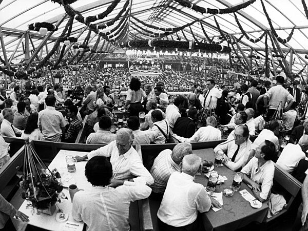 Bierzelt auf dem Oktoberfest, 1987