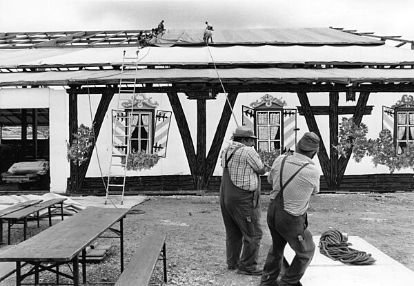 Aufbauarbeiten für das Oktoberfest, 1989
