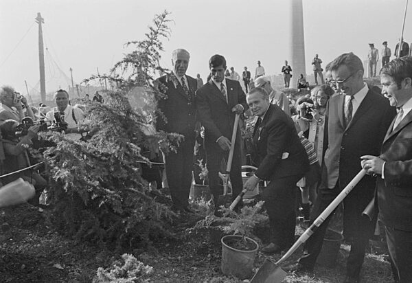 Willi Daume plants cedars on the Olympic grounds, 1971