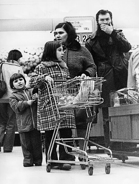 Migrant family when shopping, 1981