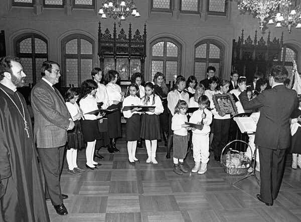 Winfried Zehetmeier with a Greek children's choir at the New Town Hall in Munich, 1988