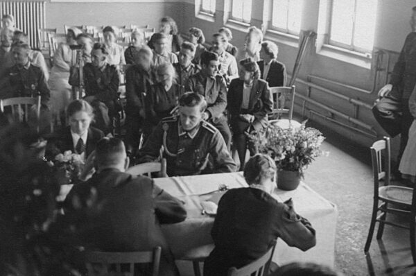 Trauung in einem Lazarett während des Krieges