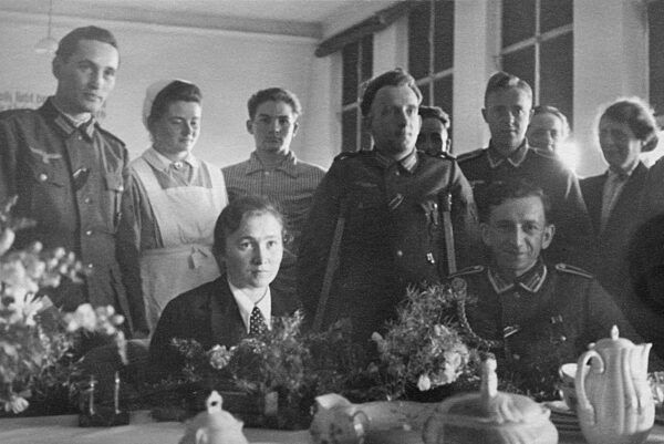 Trauung in einem Lazarett während des Krieges