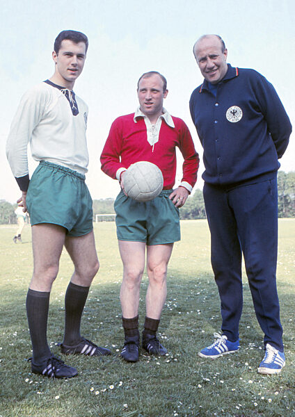 The 1966 Football World Cup, from left: Franz Beckenbauer, Uwe Seeler and coach Helmut Schoen on 01 06.1966. The date is estimated.