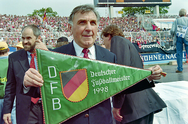 Fussball 1. Bundesliga 1997/1998:  Praesident Hubert Kessler (1. FC Kaiserslautern) mit DFB Meisterwimpel