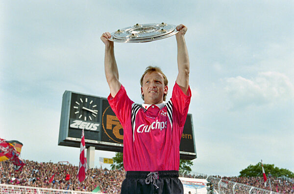 Fussball 1. Bundesliga 1997/1998: Andreas Brehme (1. FC Kaiserslautern) mit Meisterschale