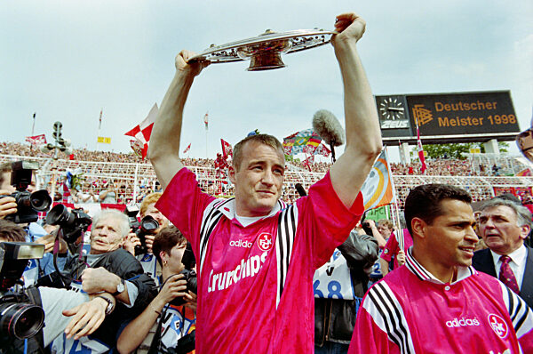 Fussball 1. Bundesliga 1997/1998:Michael Schjoenberg (1. FC Kaiserslautern) mit Meisterschale