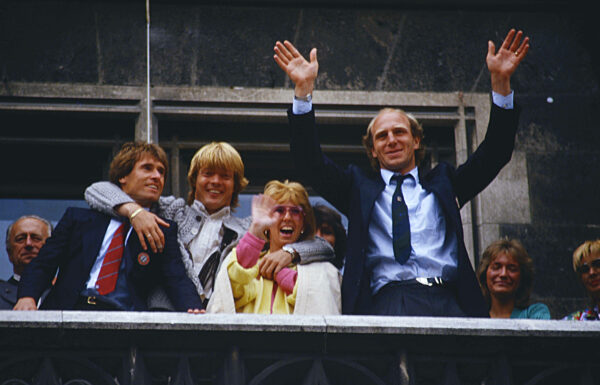 Soccer: championship celebration FC Bayern 1985: Augenthaler with the Meisterschale