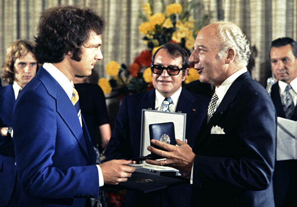 Football: Awarding of the Silbernes Lorbeerblatt (Silver Laurel Leaf): Beckenbauer