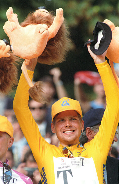 Tour de France 1997: Tour de France winner Jan Ullrich celebrates his overall victory in Paris on 27.07.1997.