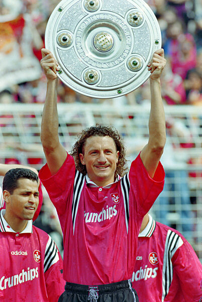 Fussball 1. Bundesliga 1997/1998:  Harry Koch (1. FC Kaiserslautern) mit Meisterschale