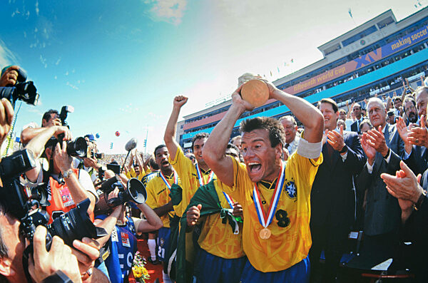 Fussball, International: WM FINALE 1994: Carlos Dunga mit WM Pokal