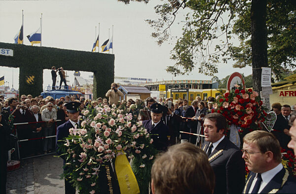 Kranzniederlegung an der Gedenkstätte für das Oktoberfestattentat in München, 1980