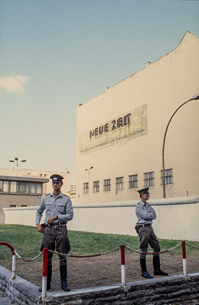 Grenzkontrolle am Checkpoint Charlie zur Wendezeit in Berlin