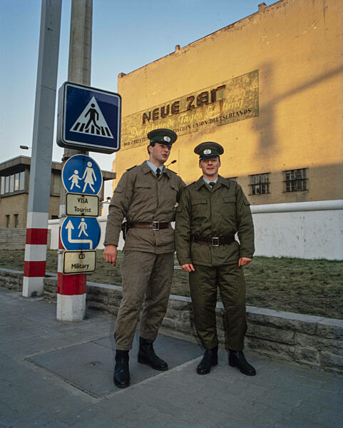 Grenzkontrolle am Checkpoint Charlie zur Wendezeit in Berlin