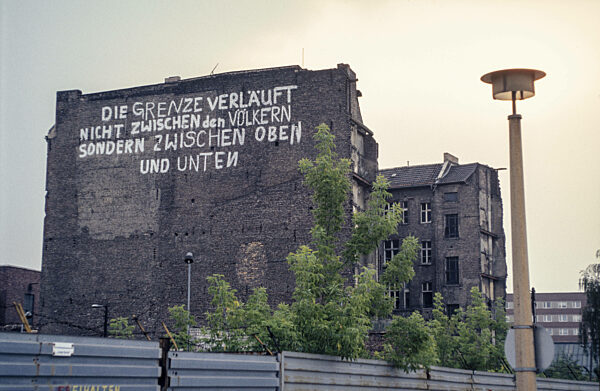 Text Graffiti auf einer Brandwand / Wendezeit Berlin