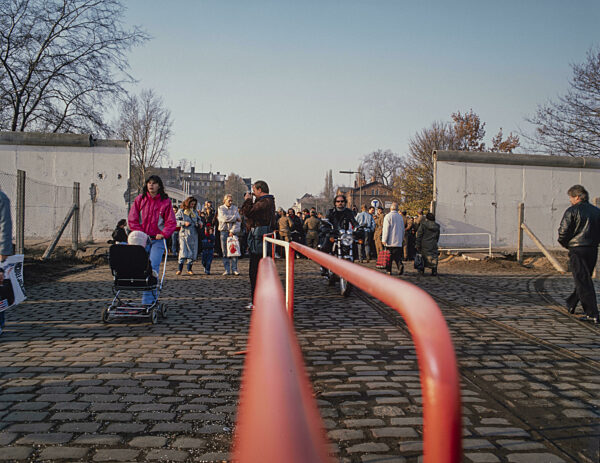 Maueröffnung Schlesische Straße /  Puschkinallee mit Grenzpolizisten, Berlin