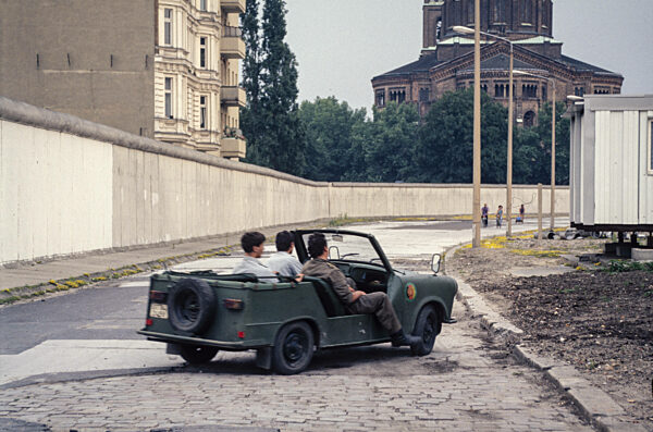 Soldaten im Grenzstreifen zur Wendezeit in Berlin