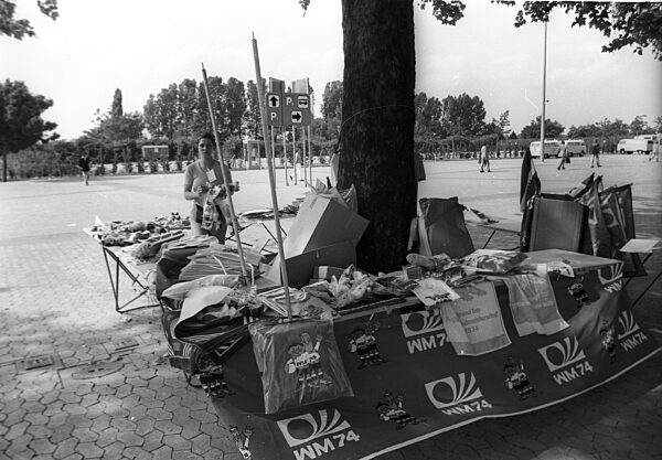 Soccer World Cup 1974 / Final Round Group B / FRG - Yugoslavia 2:0 / 26.06.1974 in Duesseldorf / Fan article seller in front of the Düsseldorf Rhine Stadium.
