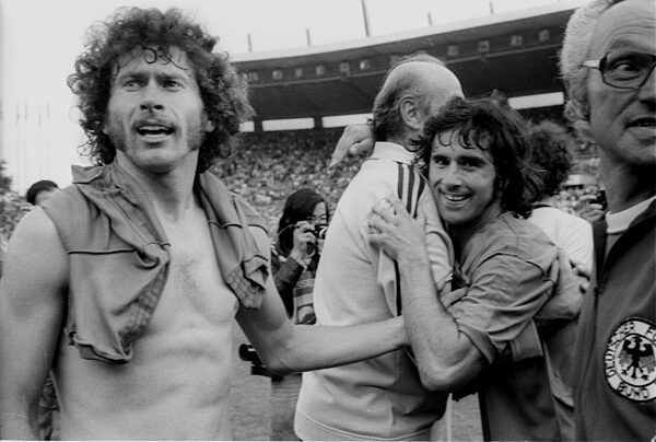 Soccer World Cup 1974 / Final round Group B / FRG - Yugoslavia 2:0 / 26.06.1974 in Duesseldorf / Final cheer of the German team. Gerd Müller is embraced by national coach Helmut Schön. On the left: Paul Breitner.