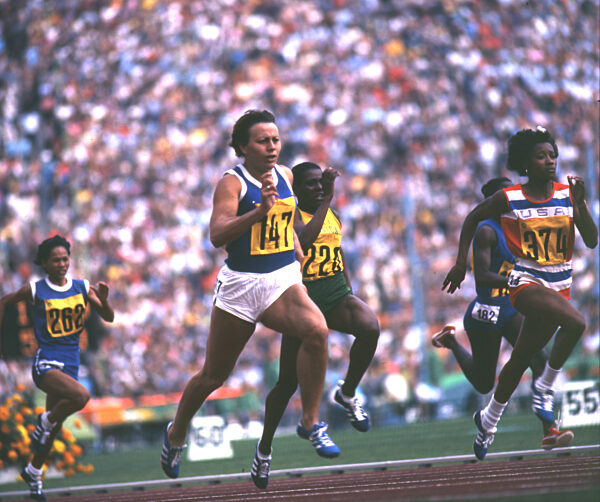 Olympic Games, Munich 1972, 100m women. Renate Stecher (GDR/in the lead). Right: Barbara Ferrell (USA).