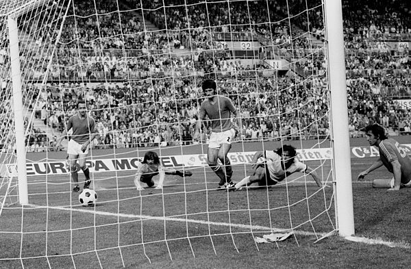 Soccer World Cup 1974 / Final Round Group B / FRG - Yugoslavia 2:0 / 26.06.1974 in Duesseldorf / Goal for 2:0 for Germany by Gerd Müller (2nd from right). From left: Enver Haziabdic, Tw. Enver Maric, Ivan Buljan and far right: Josip Katalinski.