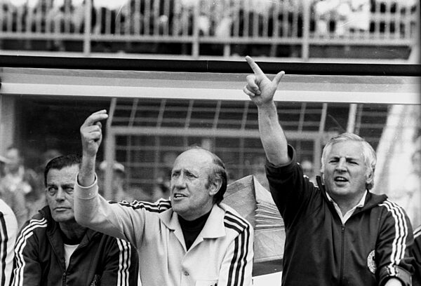 Soccer World Cup 1974 / Final Round Group B / FRG - Yugoslavia 2:0 / 26.06.1974 in Duesseldorf / The German bench with national coach Helmut Schön (center) and co-coach Jupp Derwall (right), indicate the last two minutes of play.