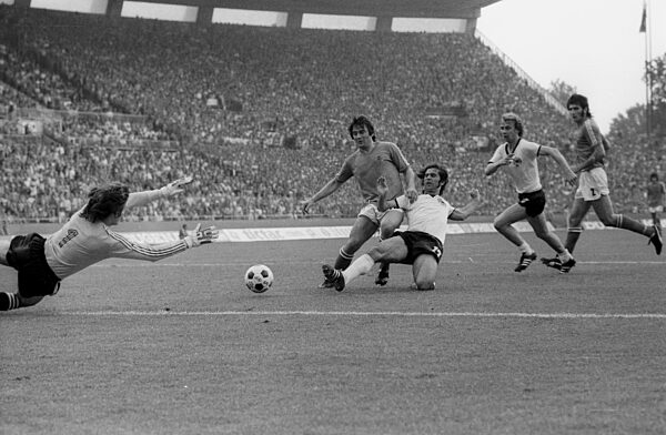 Soccer World Cup 1974 / Final Round Group B / FRG - Yugoslavia 2:0 / 26.06.1974 in Duesseldorf / Gerd Müller (Deut.) gets the better of Jovan Acimovic, but fails to beat Tw. Enver Maric (both Jug.). Back: Hölzenbein (Deut.) and Buljan (Jug.