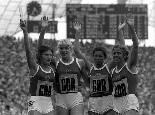 Olympic Games; Munich 1972 4x400m Relay GDR, The GDR relay team with from left: Monika Zehrt, Rita Kühne, Helga Seidler and Dagmar Käsling is Olympic Champion 1972 over 4x400m 10.09.1972