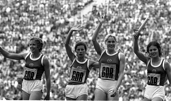 Olympic Games; Munich 1972 The GDR relay team with from left: Dagmar Käsling, Helga Seidler, Rita Kühne and Monika Zehrt is Olympic Champion 1972 over 4x400m 10.09.1972