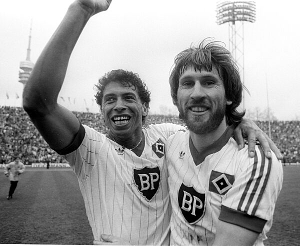 FC Bayern München - Hamburger SV 3:4 / 24.04.1982 / William -Jimmy- Hartwig and Manfred Kaltz (HSV) cheer after the match