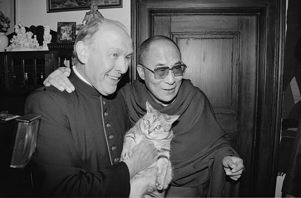 Dalai Lama mit Pfarrer Fritz Betzwieser, 1990