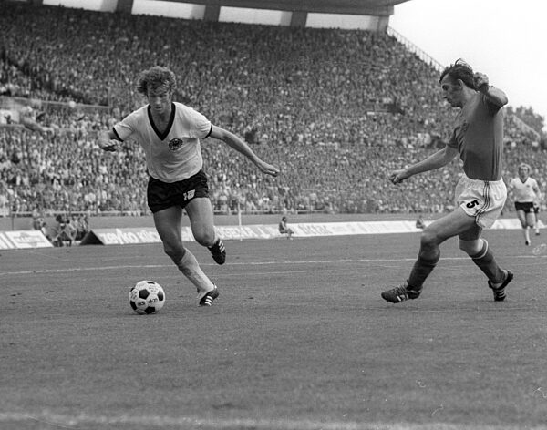 Soccer World Cup 1974 / Final Round Group B / FRG - Yugoslavia 2:0 / 26.06.1974 in Duesseldorf / Rainer Bonhof (Deut./li.) Action on the ball. Re: Josip Katalinski (Yugoslavia).