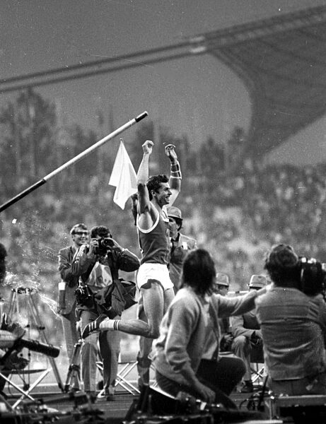 Olympic Games; Munich 1972, , Pole Vault : Olympic Champion Wolfgang Nordwig (GDR) cheers about his 5,50m jump (OR) , which was also Olympic record 02.09.1972