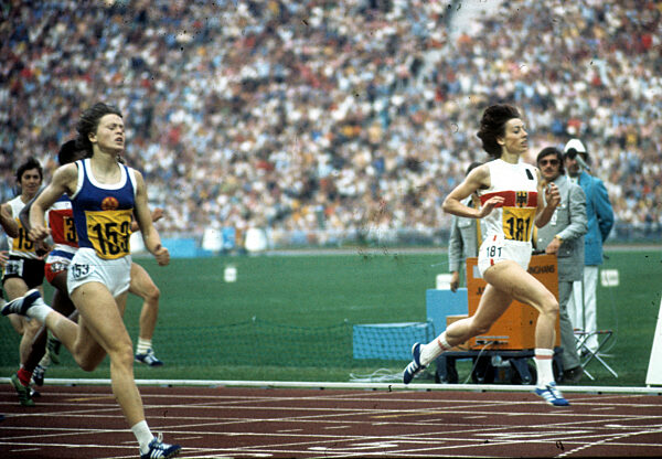 Olympic Games; Munich 1972, Women's 400m Final : The perspective is deceptive Olympic winner is Monika Zehrt (GDR) on the left, Rita Wilden (FRG/right) is second. 07.09.1972